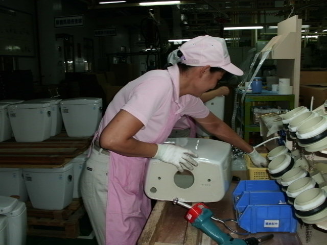 Xuất khẩu lao động đài loan tại nhà máy thiết bị vệ sinh TOTO 1